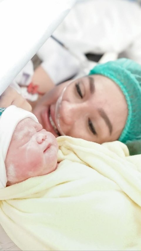 Selamat! Momen Bahagia Tengku Dewi Putri Melahirkan Anak Kedua, ini Potret Bayinya yang Lucu dan Menggemaskan