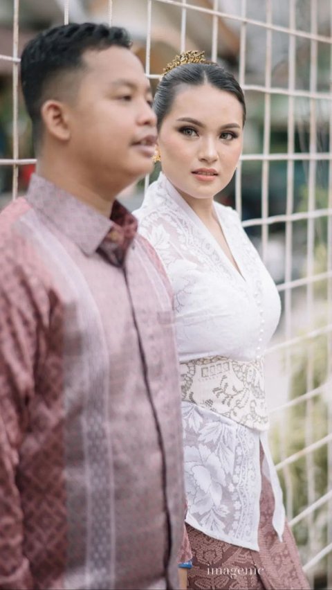 The comic artist Dustin Tiffani officially married his girlfriend, Ditha Rizky Amalia, on Sunday (28/7) last week.