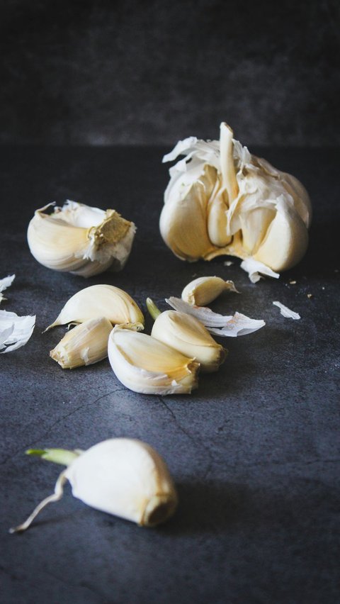 Garlic Often Spoils, Try This Trick When Storing It