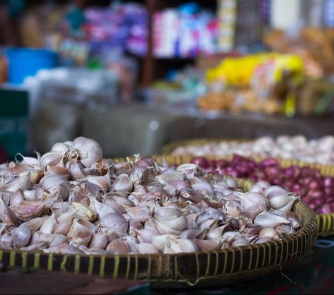 Garlic Often Spoils, Try This Trick When Storing It