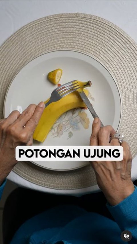 It Turns Out This is the Polite Way to Eat a Banana from Etiquette Experts, Using a Knife and Fork