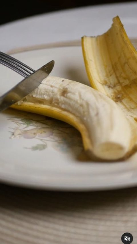 It Turns Out This is the Polite Way to Eat a Banana from Etiquette Experts, Using a Knife and Fork