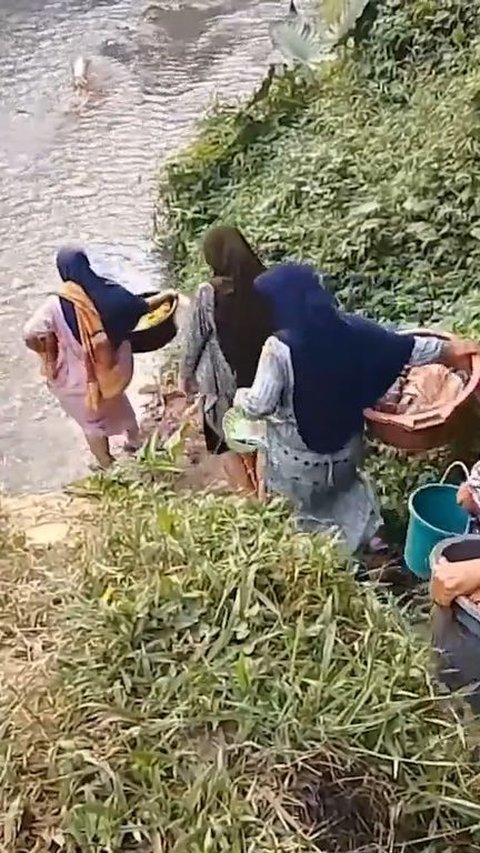 Pilu Warga Lebak Alami Kekeringan, Gunakan Air Sungai untuk Mencuci hingga Kebutuhan Minum