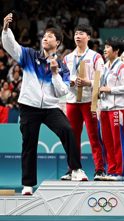 FOTO: Viral, Ini Potret Langka Atlet Korea Selatan dan Korea Utara Selfie Bareng di Podium Olimpiade Paris 2024