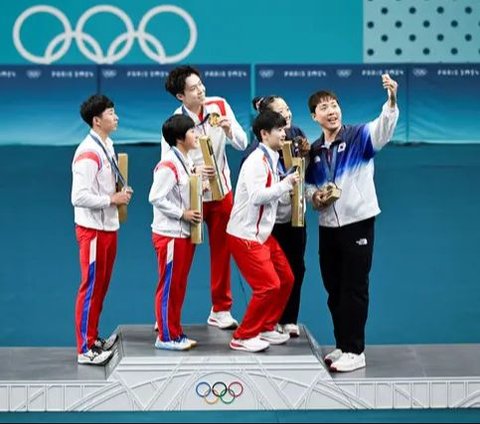 FOTO: Viral, Ini Potret Langka Atlet Korea Selatan dan Korea Utara Selfie Bareng di Podium Olimpiade Paris 2024