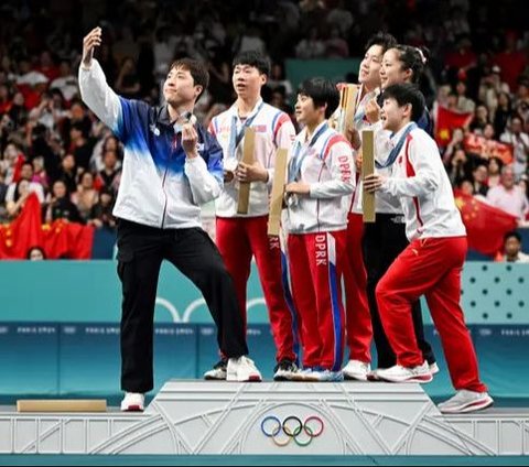 FOTO: Viral, Ini Potret Langka Atlet Korea Selatan dan Korea Utara Selfie Bareng di Podium Olimpiade Paris 2024