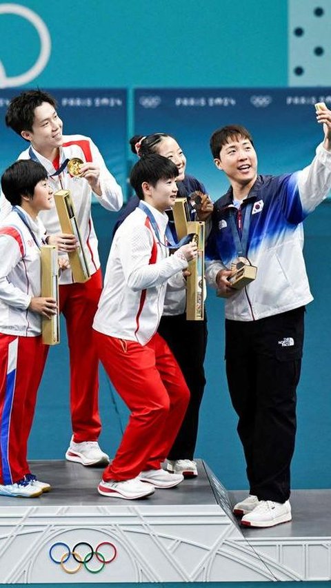 Momen Paling Bersejarah di Olimpiade Paris 2024: Atlet Korut, Korsel, dan China Foto Bareng di Podium