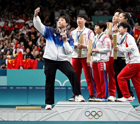 Momen Paling Bersejarah di Olimpiade Paris 2024: Atlet Korut, Korsel, dan China Foto Bareng di Podium