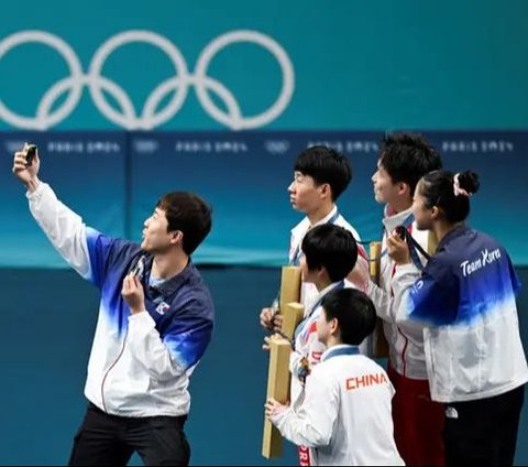 FOTO: Viral, Ini Potret Langka Atlet Korea Selatan dan Korea Utara Selfie Bareng di Podium Olimpiade Paris 2024