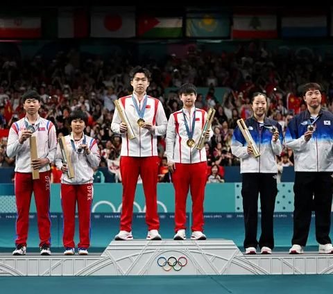 FOTO: Viral, Ini Potret Langka Atlet Korea Selatan dan Korea Utara Selfie Bareng di Podium Olimpiade Paris 2024