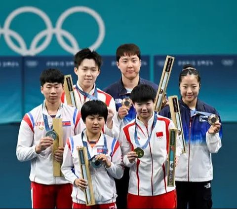 FOTO: Viral, Ini Potret Langka Atlet Korea Selatan dan Korea Utara Selfie Bareng di Podium Olimpiade Paris 2024