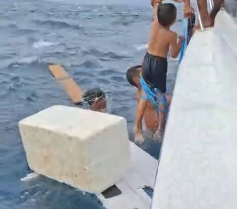 Tak Ada yang Mau Menolong, Aksi Heroik Ayah Lindungi 3 Anaknya Terombang-ambing di Laut Selama 2 Jam Ini Viral