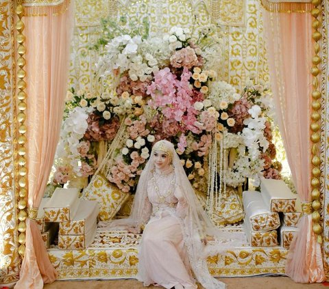 Portrait of Chand Kelvin's Future Wife, Dea Sahirah, Carrying Out the Boh Gaca Tradition, Luxurious Decoration