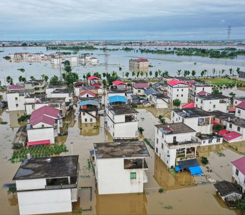 Sebuah foto udara yang diambil dari wilayah Jiujiang, Provinsi Jiangxi, China tengah, menunjukkan pemandangan memilukan dari bangunan-bangunan yang terendam banjir setelah puncak banjir melanda daerah tersebut. Foto: STRINGER / AFP<br>