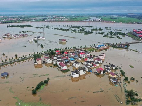 FOTO: Terjangan Hujan Deras dan Banjir Nyaris Tenggelamkan China Selatan