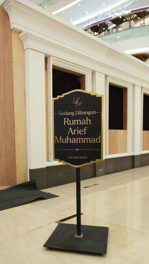 Portrait of Arief Muhamad Building a House Inside a Mall, Becoming the First Person in Indonesia.