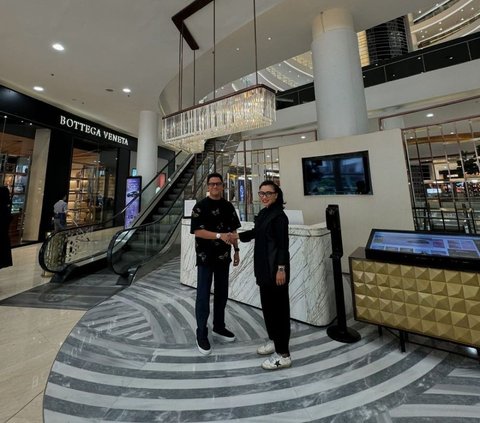 Portrait of Arief Muhamad Building a House Inside a Mall, Becoming the First Person in Indonesia