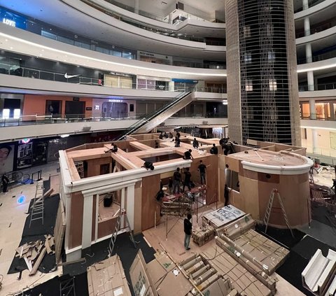 Portrait of Arief Muhamad Building a House Inside a Mall, Becoming the First Person in Indonesia