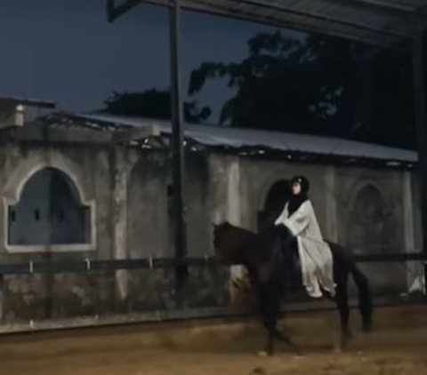 Portrait of the Moment Dinda Hauw Falls from a Horse Until Rushed to the ER