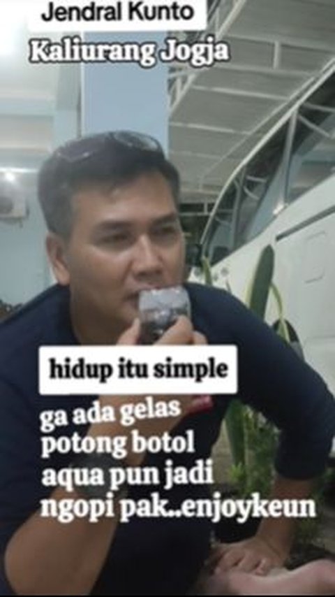Hidup Sederhana, Mayjen Kunto Arief Santai Ngopi Pakai Potongan Botol Air Mineral Dijadikan Gelas 'Rasa Kopi Plastik'