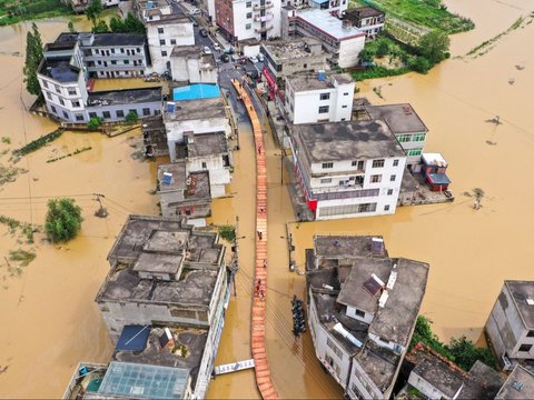 FOTO: Cara Unik China Sambung Jalur yang Lumpuh Akibat Banjir Parah Melanda Jiangxi