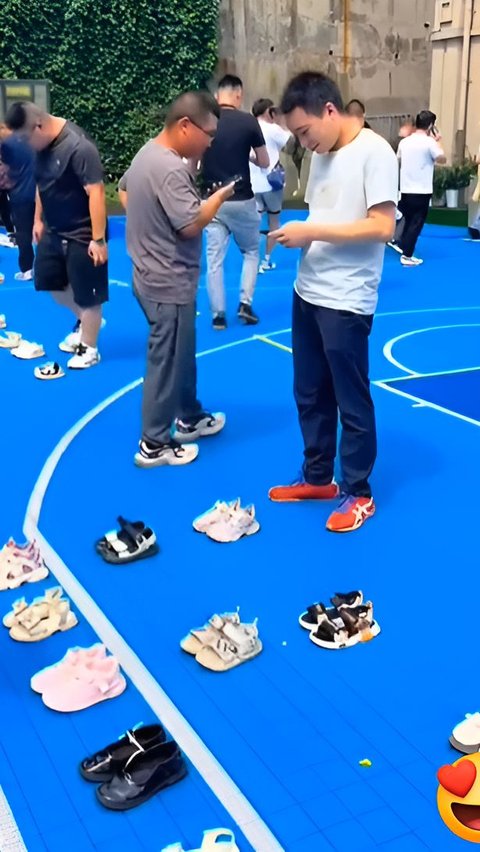 Funny Moment Dad is Challenged to Find Children's Shoes, Automatically Calls Wife because Confused.