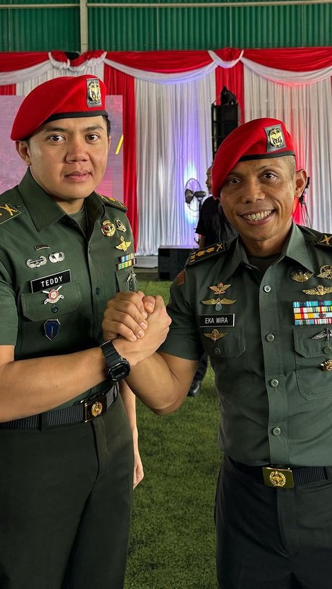 Terlihat dalam unggahan, keduanya sama-sama tengah mengenakan seragam dinas militernya. Keduanya juga mengenakan baret merah. <br>