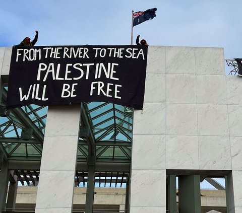 FOTO: Aksi Massa Pro-Palestina Pajang Spanduk 'Kejahatan Perang' di Gedung Parlemen Australia