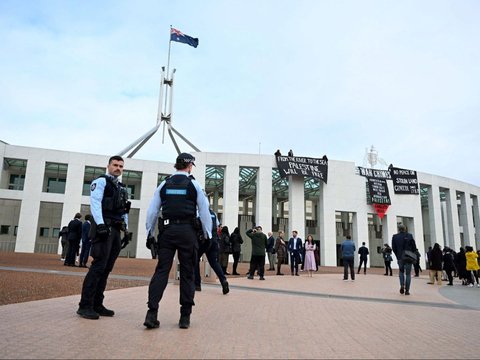 FOTO: Aksi Massa Pro-Palestina Pajang Spanduk 'Kejahatan Perang' di Gedung Parlemen Australia