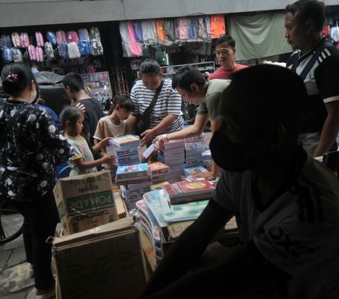 FOTO: Jelang Masuk Tahun Ajaran Baru, Para Orang Tua Murid Mulai Ramai Memburu Buku Tulis di Pasar-Pasar