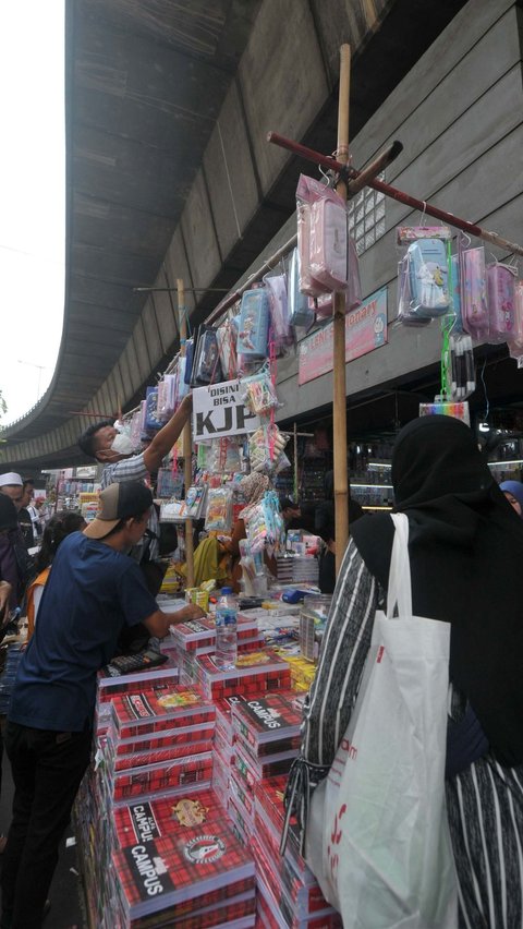 Mereka juga mengaku bisa membeli lebih banyak karena harganya yang terjangkau. Foto: merdeka.com / Imam Buhori