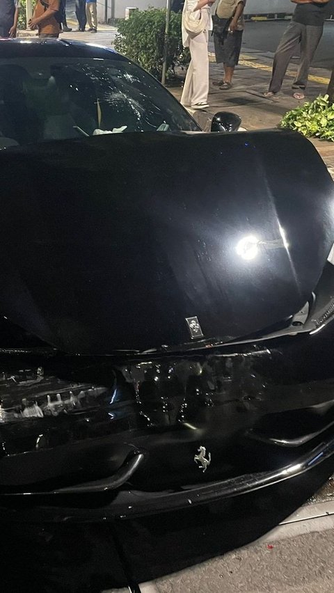 Viral Ferrari Seruduk Mercedes Benz di Jakarta Selatan