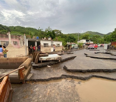 FOTO: Dahsyatnya Terjangan Banjir Akibat Badai Beryl di Venezuela, Mobil-Mobil Hancur hingga Lapisan Aspal Terlepas