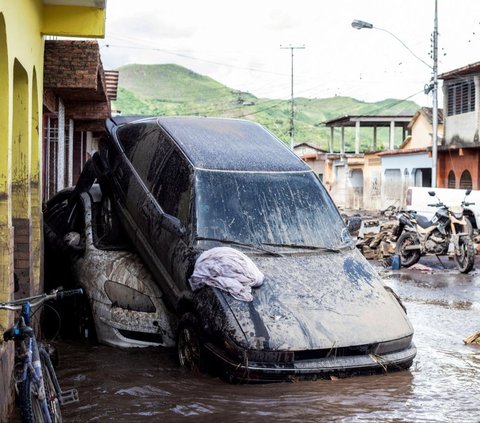 FOTO: Dahsyatnya Terjangan Banjir Akibat Badai Beryl di Venezuela, Mobil-Mobil Hancur hingga Lapisan Aspal Terlepas