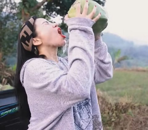 Mendadak jadi Warlok, ini Potret Dinar Candy Nikmati Buah Kelapa dan Nangka di Kampung Halaman dari Hasil Panen Sendiri