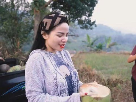 Mendadak jadi Warlok, ini Potret Dinar Candy Nikmati Buah Kelapa dan Nangka di Kampung Halaman dari Hasil Panen Sendiri