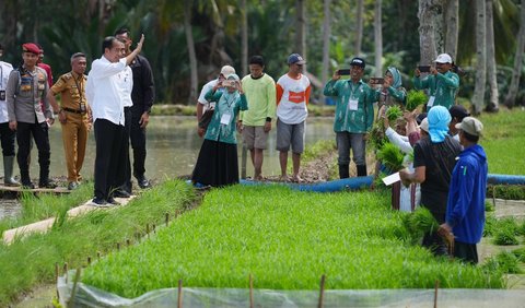 Jokowi mengaku saat ini bukan hanya Indonesia yang mengalami kekeringan, tetapi semua negara.