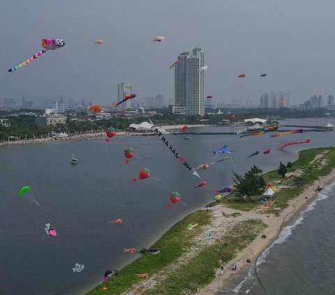 FOTO: Meriahnya Festival Layang-Layang di Pantai Ancol, Diikuti Peserta dari 13 Negara