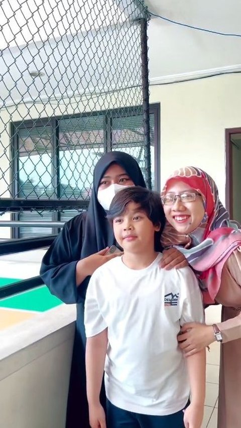 Potret Mulan Jameela Ambil Rapor Sekolah Anak, Muhammad Ali Sempat Nangis