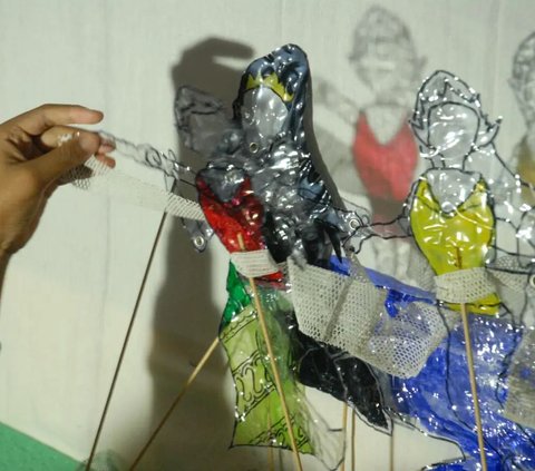 Belajar dari Orang Bandung, Sulap Sampah Plastik Jadi Kerajinan Jam Cantik hingga Wayang Unik