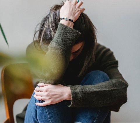 Ilustrasi depresi, stres, social anxiety disorder. (Photo by Liza Summer: https://www.pexels.com/photo/unrecognizable-upset-lady-embracing-knees-sitting-on-chair-6382642/)