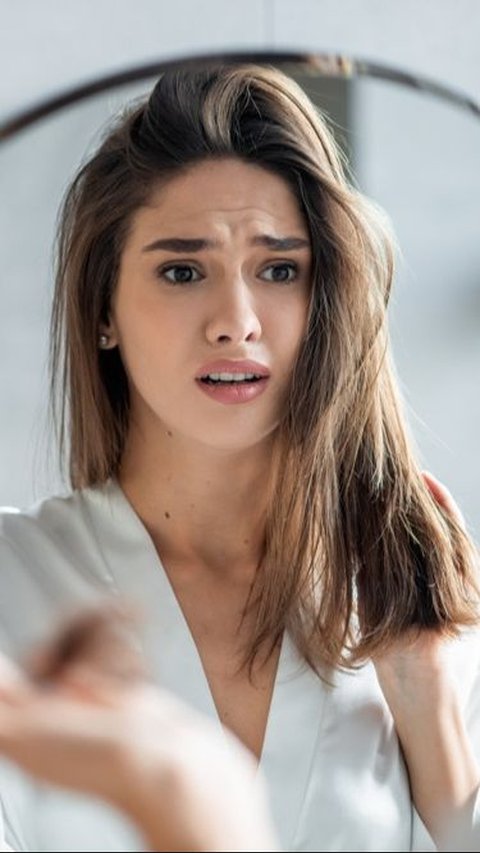 Rambut rontok. (c) Shutterstock/Prostock-studio