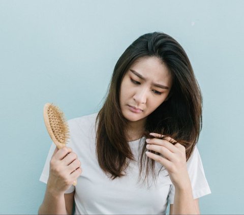 Rambut rontok. (c) Shutterstock/AUWAE PHOTO