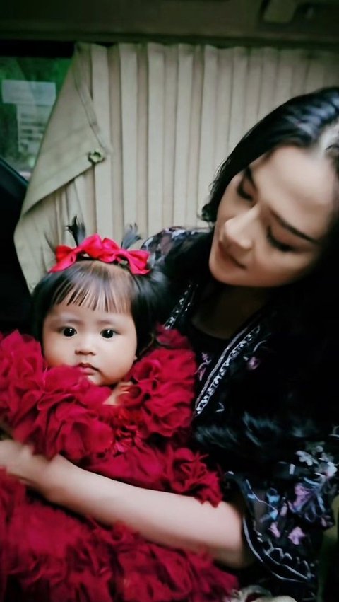 Cute! Potret Baby Cundamani Anak Denny Caknan dan Bella Bonita saat Diajak ke Acara Kondangan, Penampilannya Bak Boneka