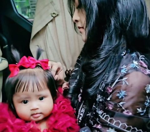 Cute! Potret Baby Cundamani Anak Denny Caknan dan Bella Bonita saat Diajak ke Acara Kondangan, Penampilannya Bak Boneka