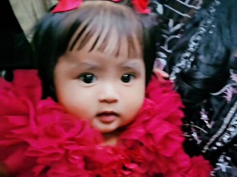 Cute! Potret Baby Cundamani Anak Denny Caknan dan Bella Bonita saat Diajak ke Acara Kondangan, Penampilannya Bak Boneka