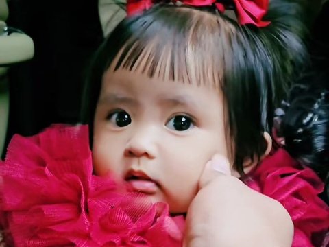 Cute! Potret Baby Cundamani Anak Denny Caknan dan Bella Bonita saat Diajak ke Acara Kondangan, Penampilannya Bak Boneka