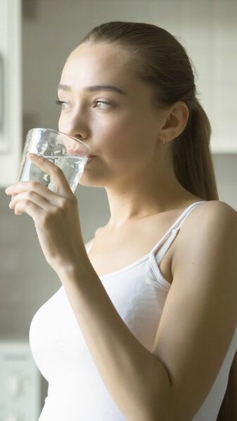 1. Minum Air Putih untuk Hidrasi Tubuh
