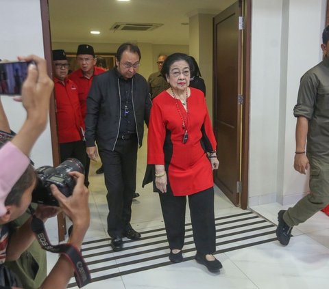 Ketua Umum Partai Demokrasi Indonesia Perjuangan (PDIP) Megawati Soekarnoputri menghadiri acara pelantikan pengurus DPP PDIP masa bakti 2019-2024 yang diperpanjang hingga 2025 di Sekolah Partai PDIP, Lenteng Agung, Jakarta Selatan, Jumat (5/7/2024). Dalam momen tersebut, Megawati sempat menyampaikan pidato keras mengkritisi kepemimpinan Presiden Joko Widodo atau Jokowi. Foto: Merdeka.com/Arie Basuki