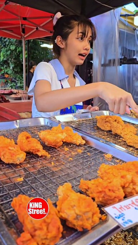 Viral Penjual Ayam Goreng di Pasar Mirip Lisa BLACKPINK, Ini Potretnya<br>